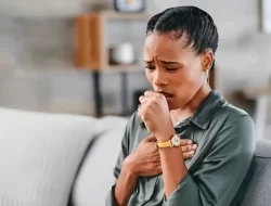 6 Simptom Batuk yang dimaksud Disebabkan Pneumonia lalu Cara Mengobatinya