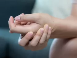 8 Tanda Kolesterol Tinggi pada Tangan, Waspada Jari Kesemutan